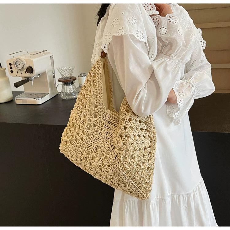 Chic and Spacious: Large Capacity Straw Crossbody Bag – Ideal for Sunny Days